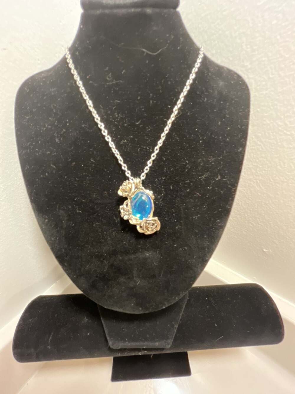 Vintage Style Silver Iridescent Moonstone Pendant Necklace